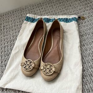 Tory Burch women shoes. Size 8M. Color like cream or caramel color